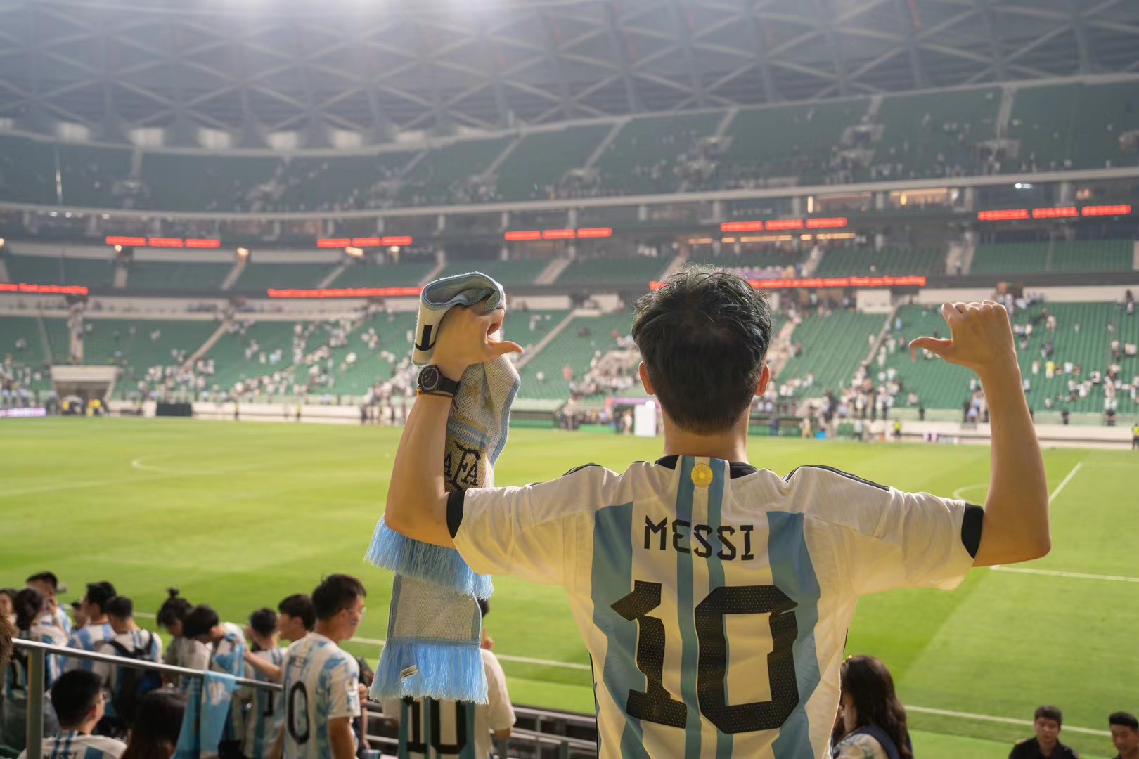 Sparkling Tian in a Messi #10 Argentina jersey at the stadium
